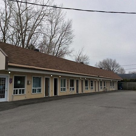 Auberge Du Lac Beauchamp Гатино Екстериор снимка